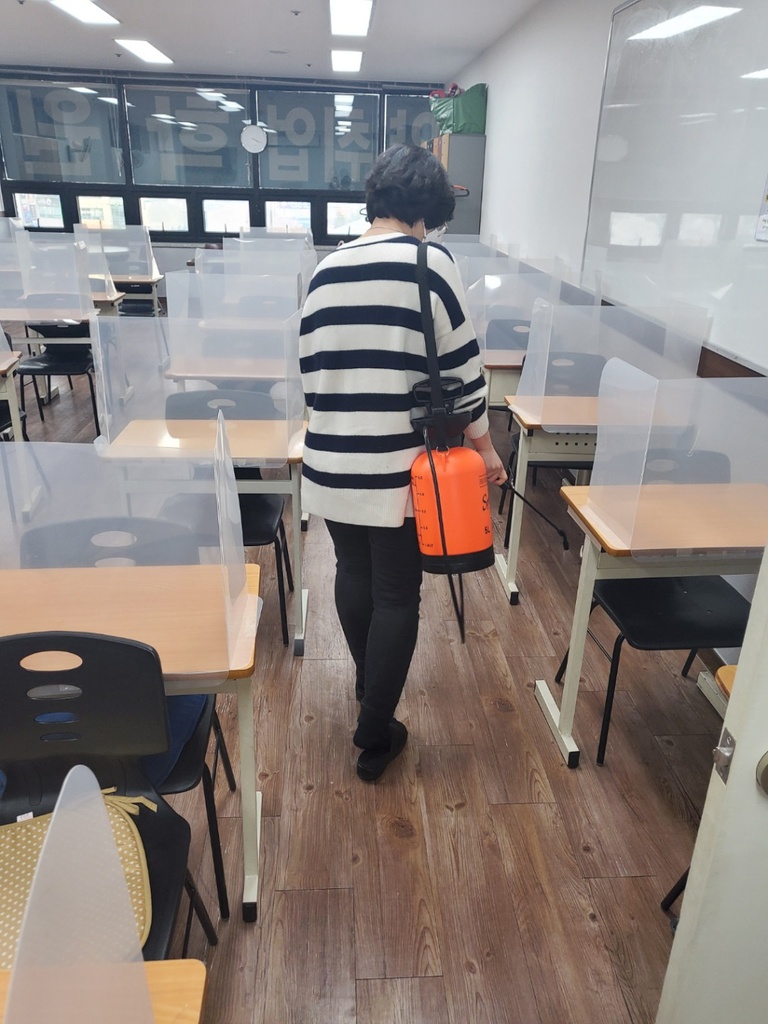강의실 소독현장 ^^
